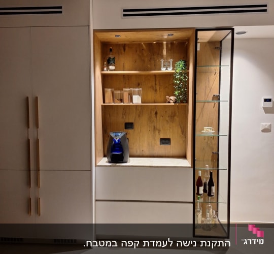 ארון עץ עם מדפים, בקבוקים וכלי נוי
